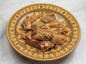 Seasoning meat with the Moroccan four-spice blend