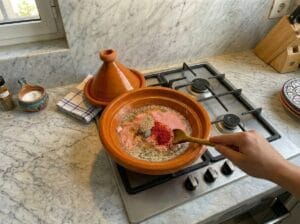 Adding spices and tomato sauce to the liver juices remaining in the clay